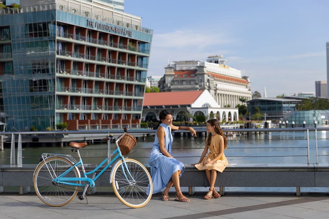 Lady & girl talking by exterior view at Fullerton Bay Singapore, The Fullerton Bay Hotel Singapore