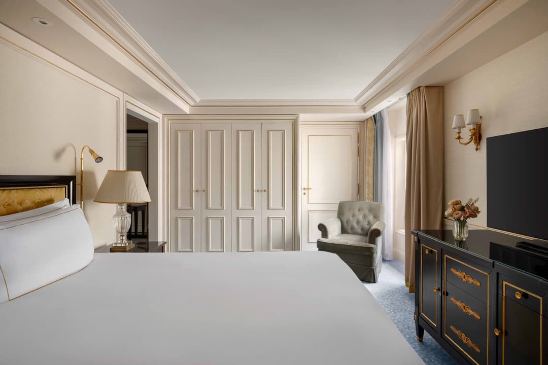 Guest room at Shangri-La Paris