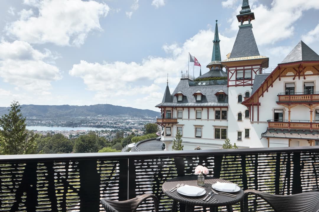Von einer Terrasse mit einem kleinen Tisch für zwei Personen bietet sich ein malerischer Blick auf das imposante histori