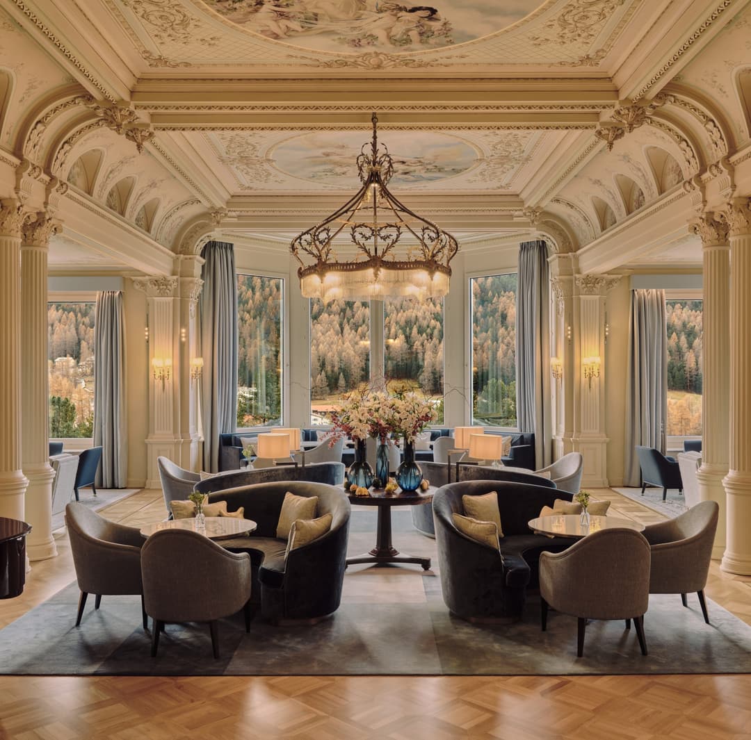 Lobby Lounge im Grand Hotel Kronenhof Pontresina mit Herbstblick auf Pontresina