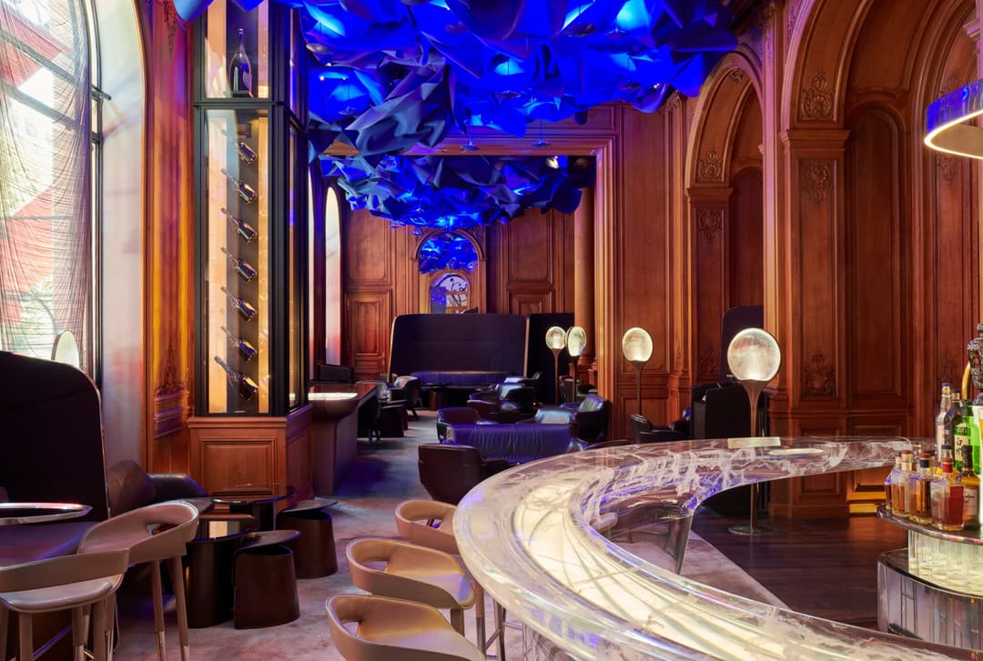 Picture of Le Bar at the Hôtel Plaza Athénée, Paris, wooden panels, blue ceiling and transparent bar counter, Hotel Plaza Athenee