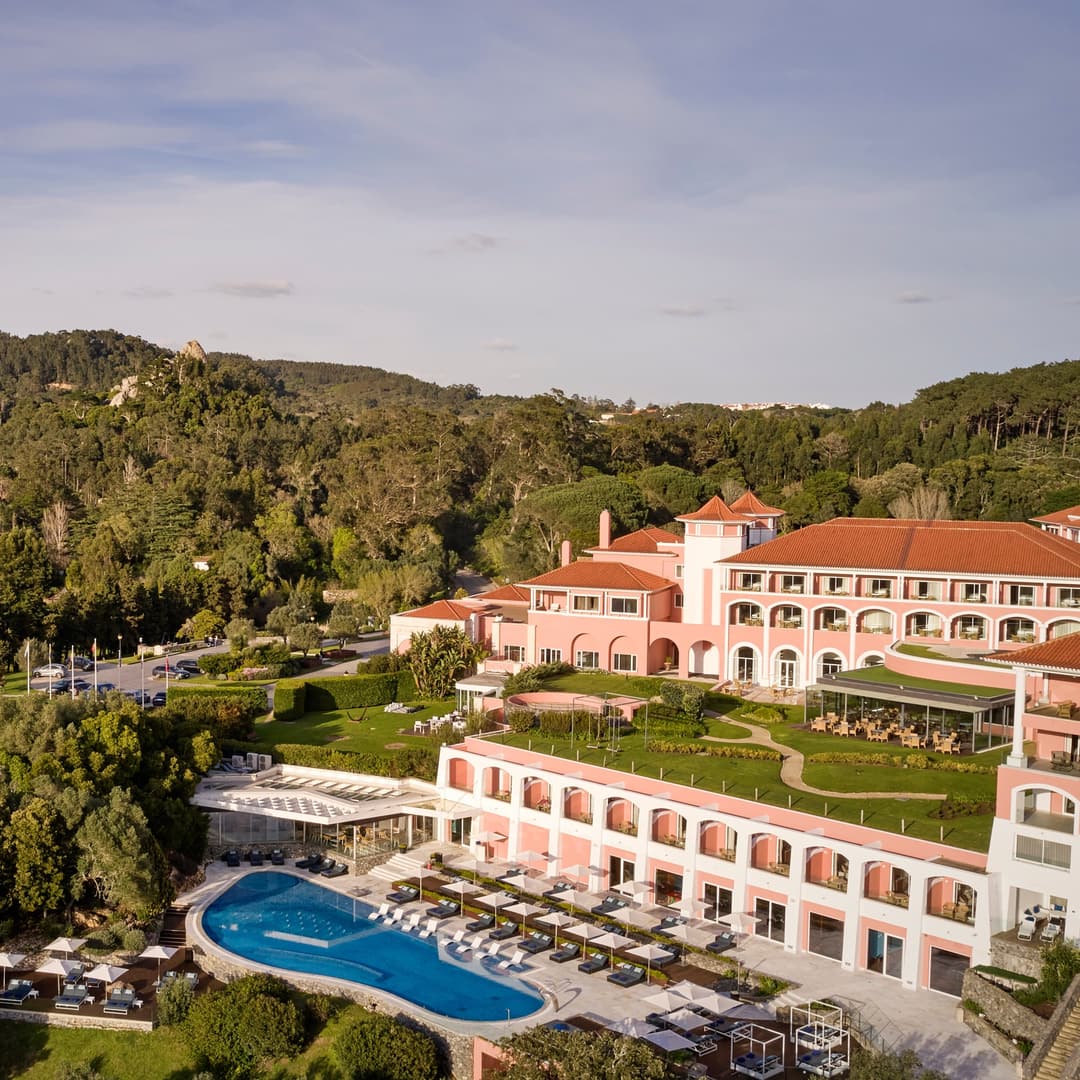 Vista do resort com piscina, mosteiro e parque natural, Penha Longa Resort, Sintra
